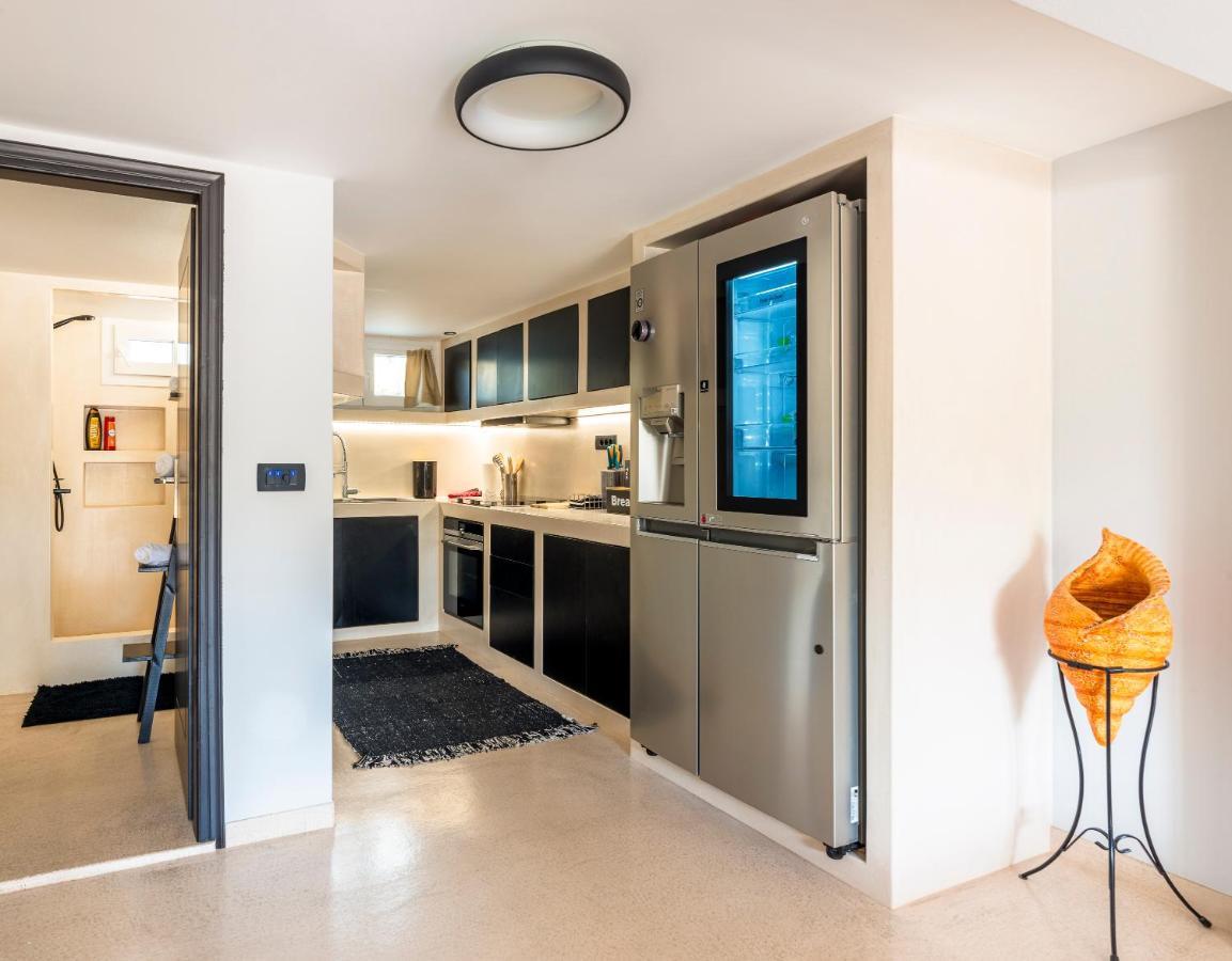 Black And White Apartment Pollonia Exterior photo